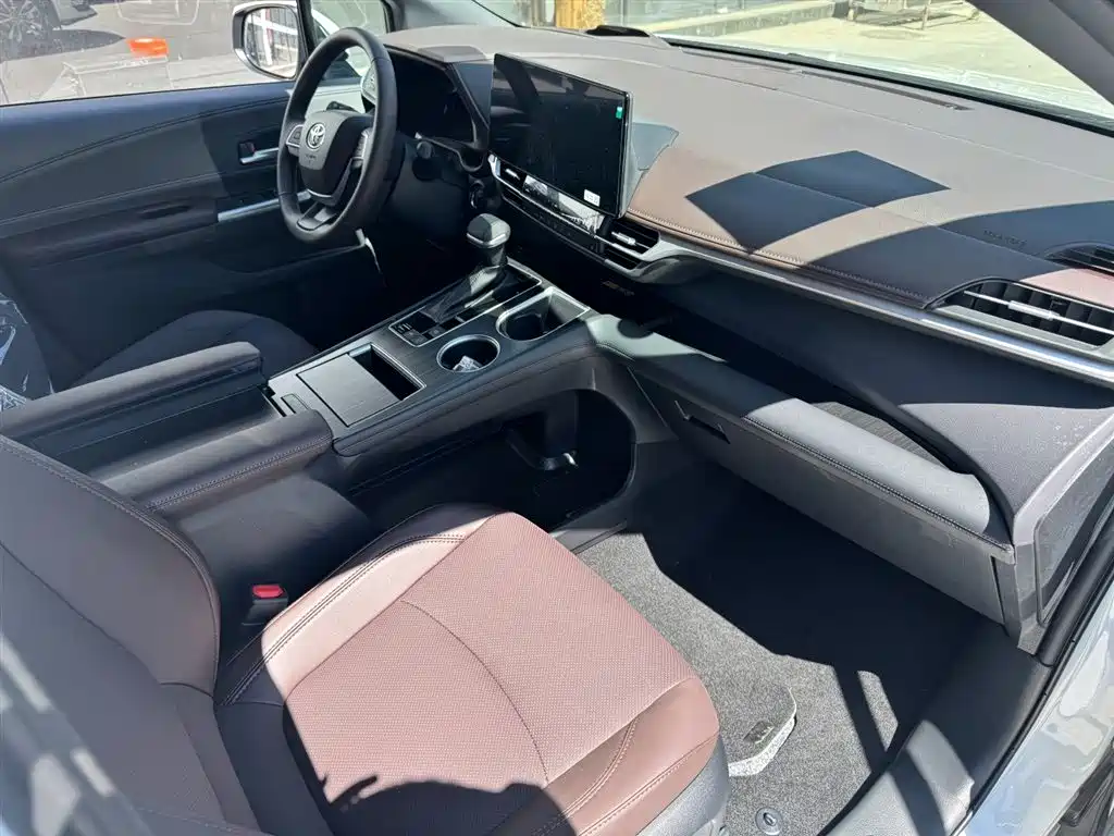Toyota Granvia — фото 8