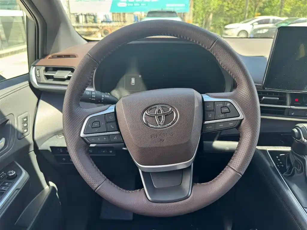 Toyota Granvia — фото 9