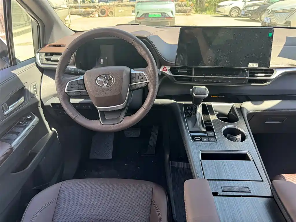 Toyota Granvia — фото 10