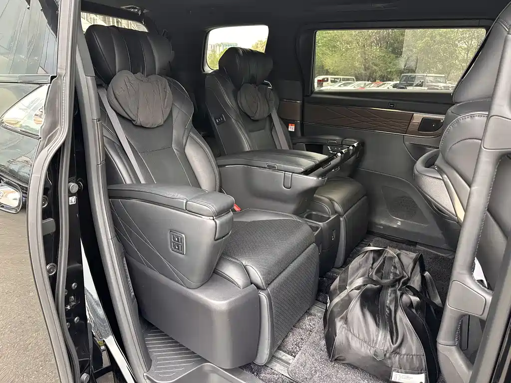 Toyota Alphard — фото 13