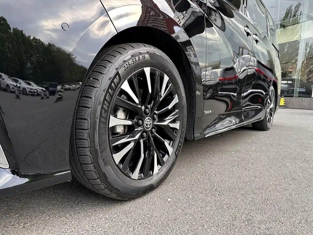 Toyota Alphard — фото 4