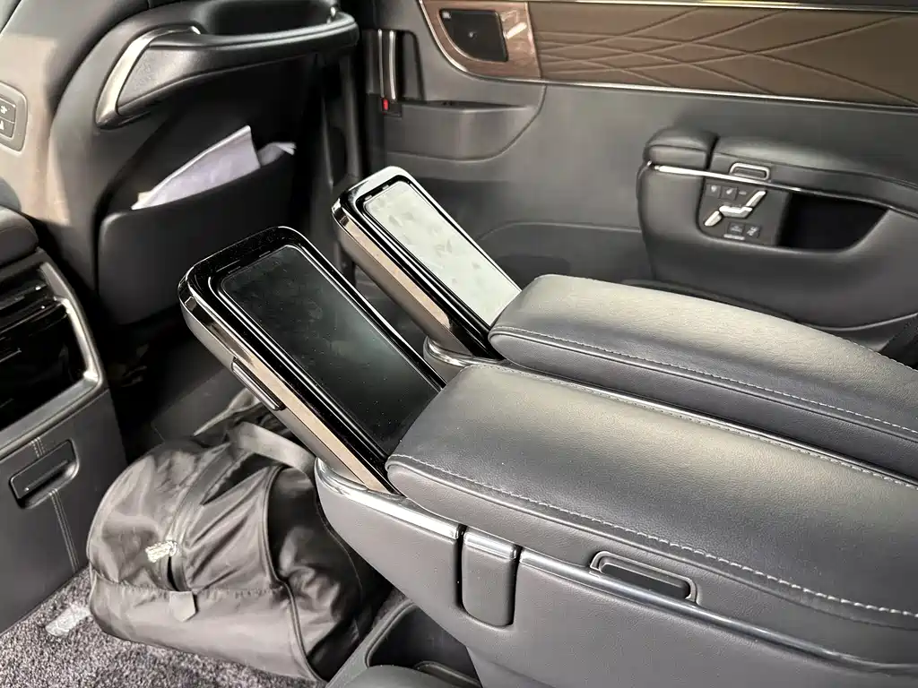 Toyota Alphard — фото 9