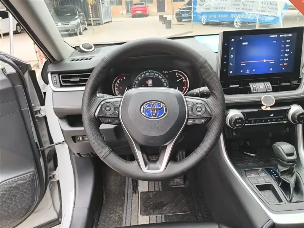 Toyota RAV4 — фото 11