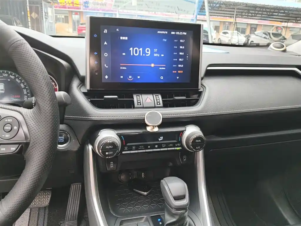 Toyota RAV4 — фото 13