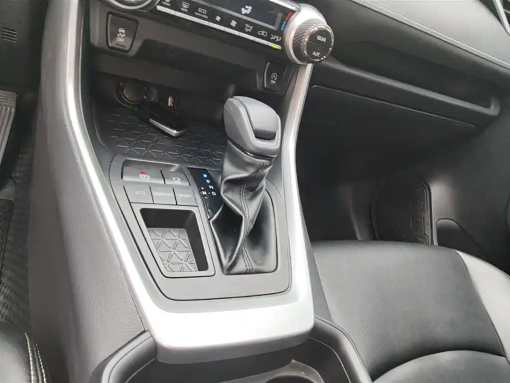 Toyota RAV4 — фото 14