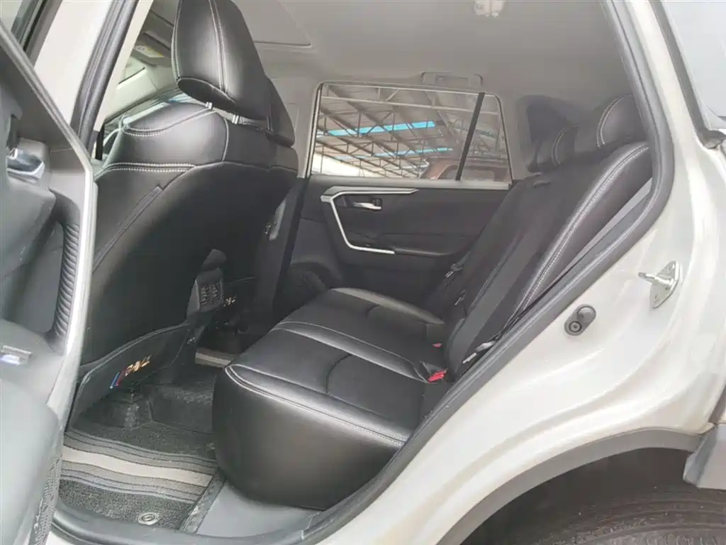 Toyota RAV4 — фото 17