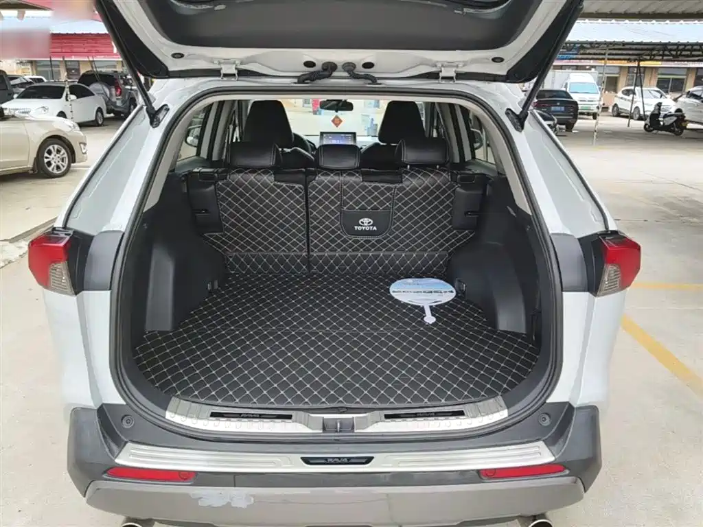 Toyota RAV4 — фото 19