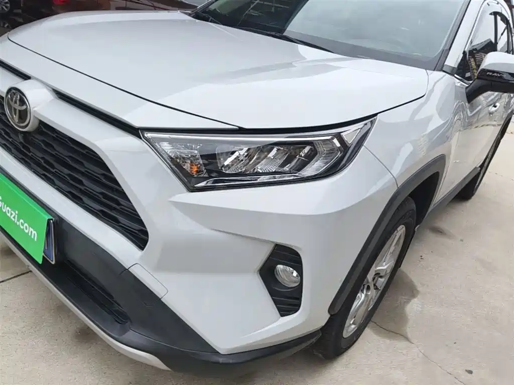 Toyota RAV4 — фото 24