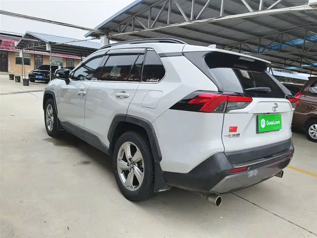 Toyota RAV4 — фото 5