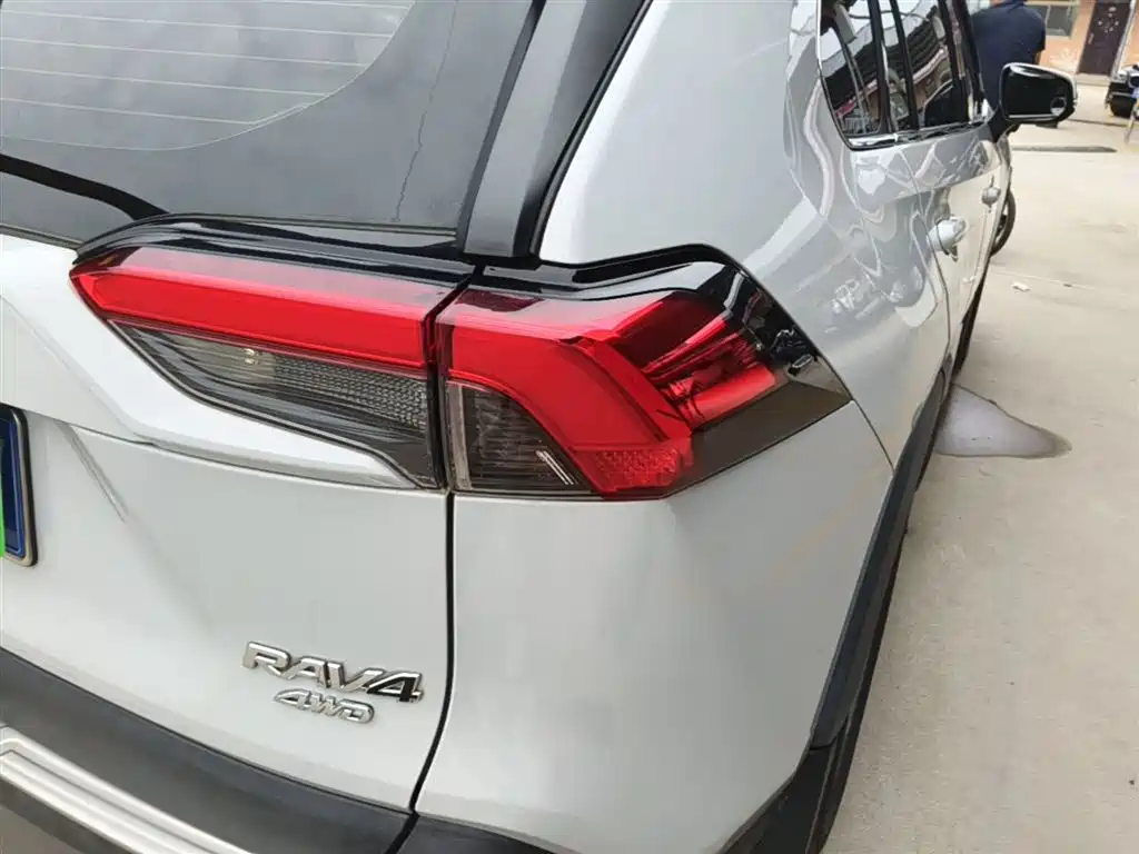 Toyota RAV4 — фото 8
