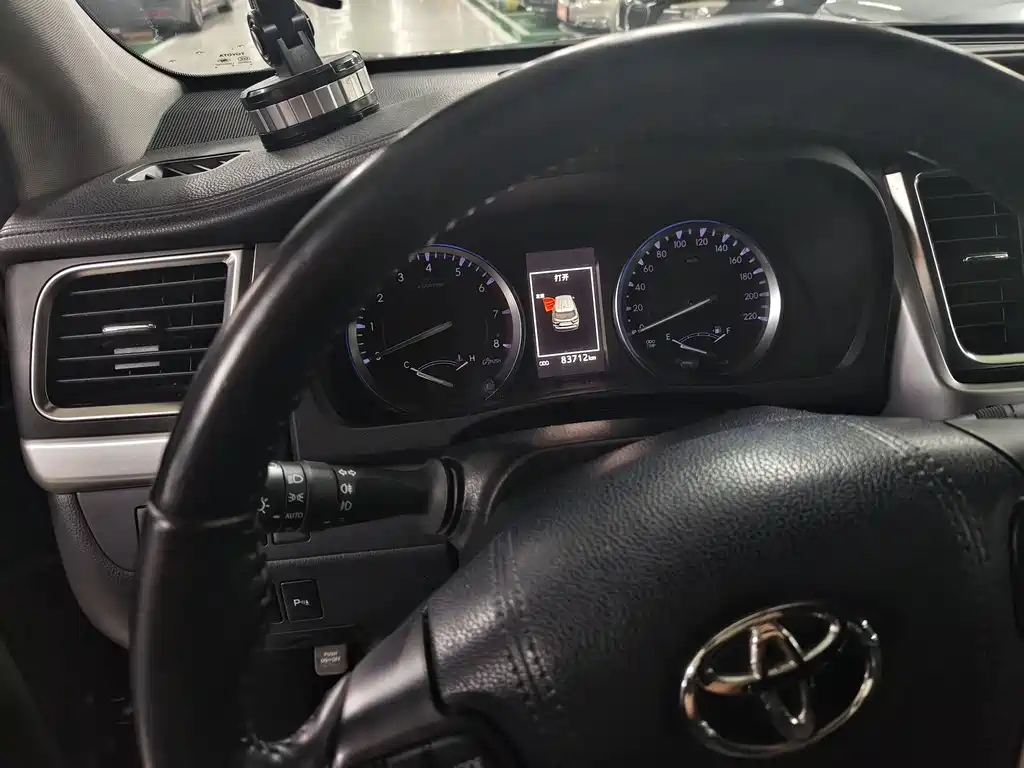 Toyota Highlander — фото 10