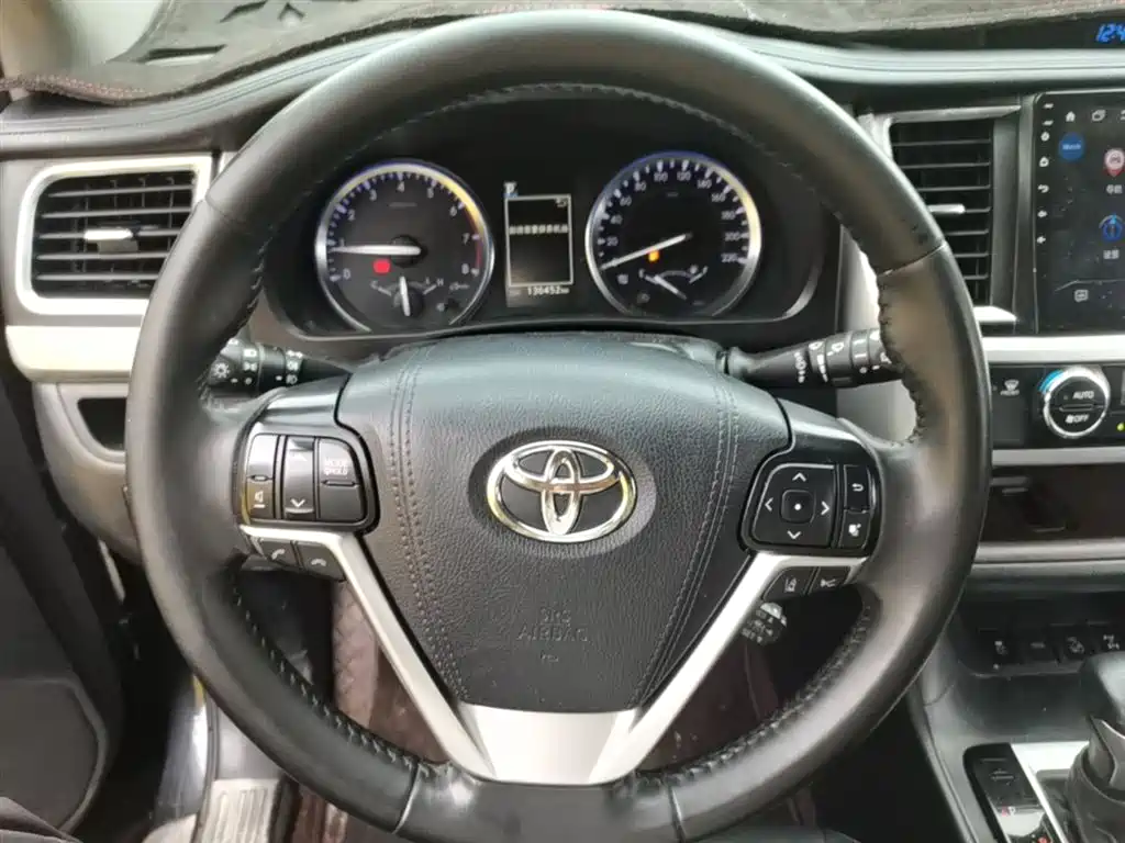 Toyota Highlander — фото 11
