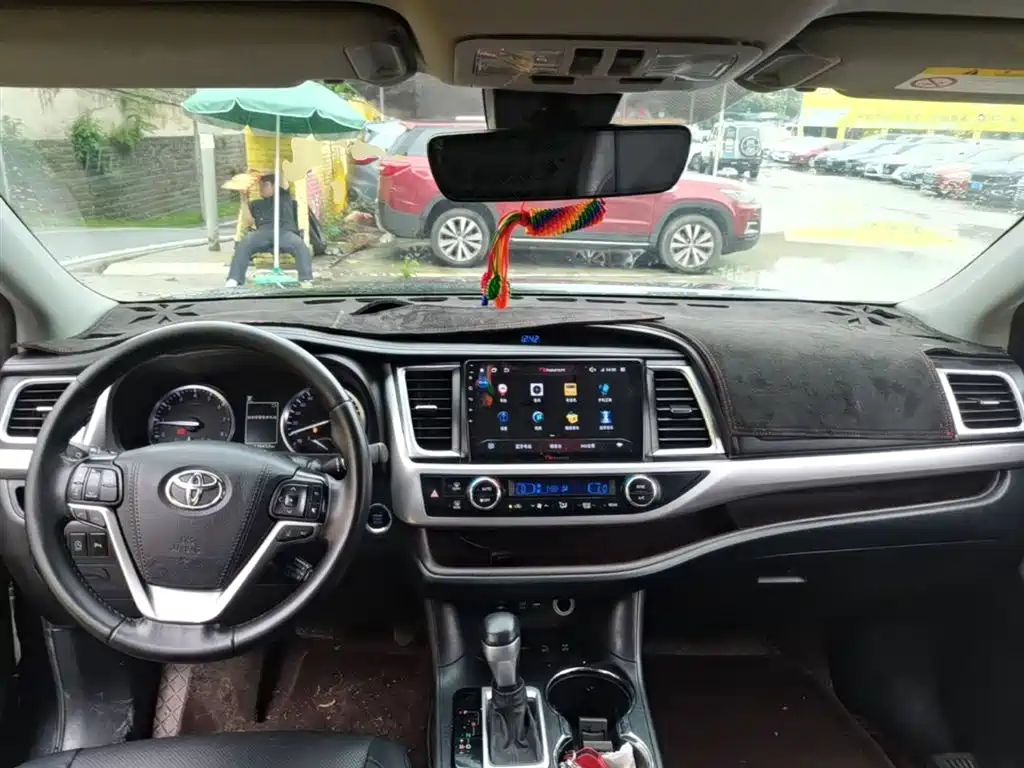 Toyota Highlander — фото 10