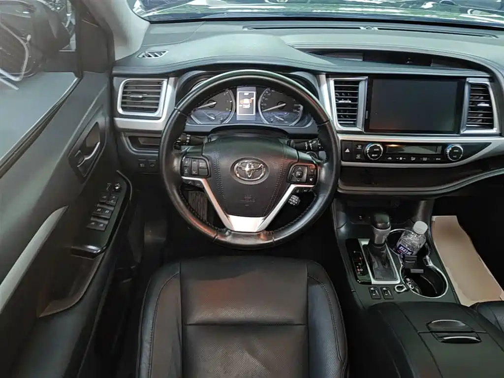 Toyota Highlander — фото 11