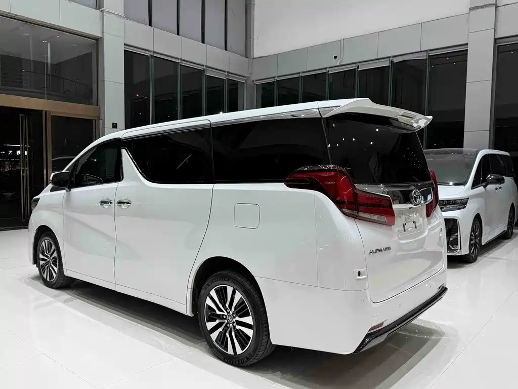 Toyota Alphard — фото 4
