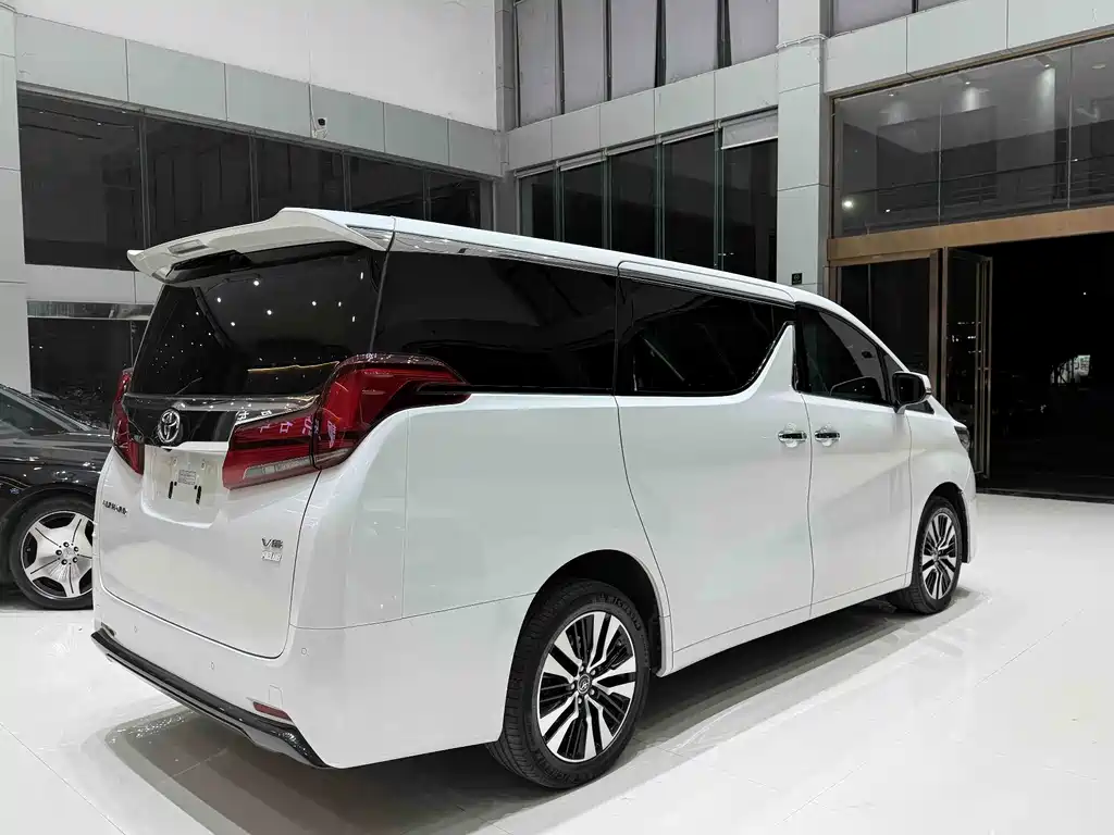 Toyota Alphard — фото 5