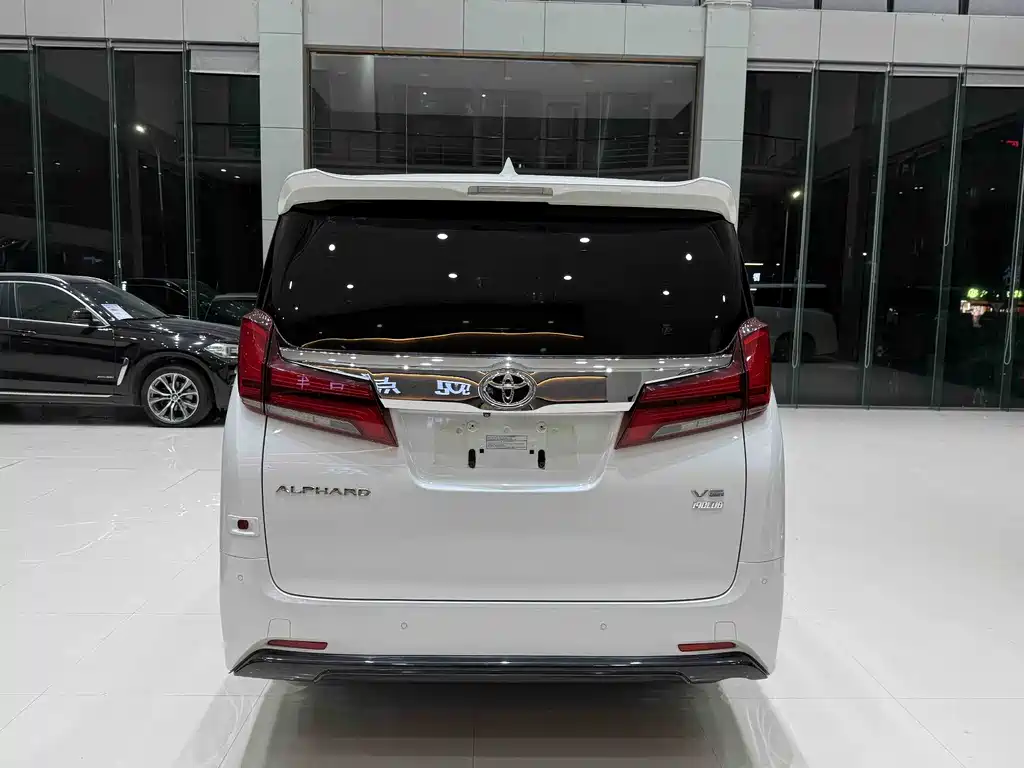 Toyota Alphard — фото 6
