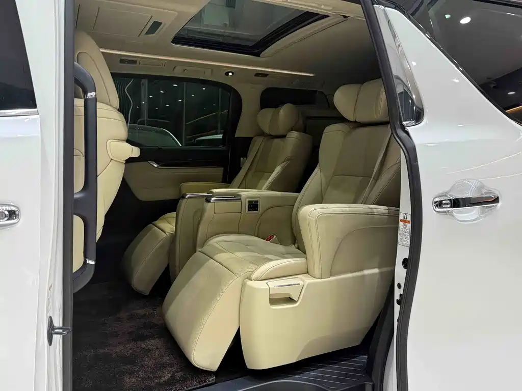 Toyota Alphard — фото 8