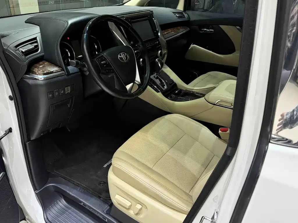 Toyota Alphard — фото 9