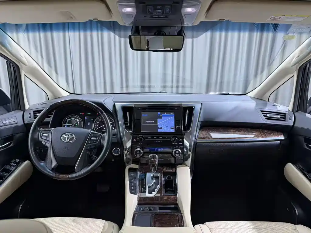 Toyota Vellfire — фото 8