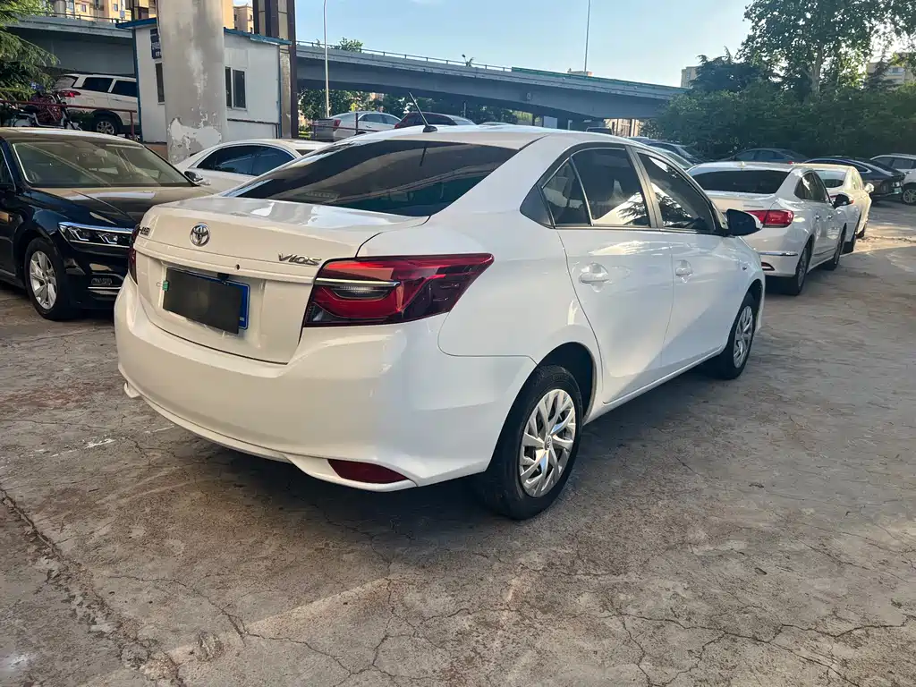Toyota Vios — фото 5