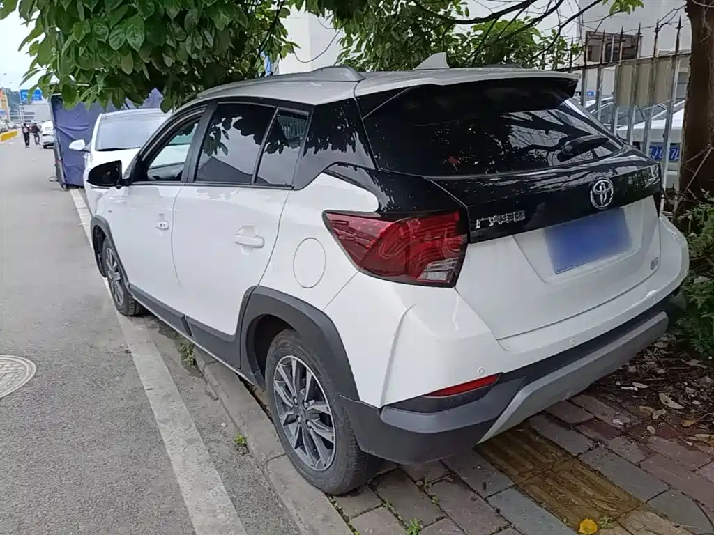Toyota Yaris L — фото 5