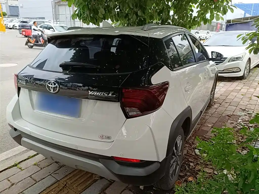 Toyota Yaris L — фото 7