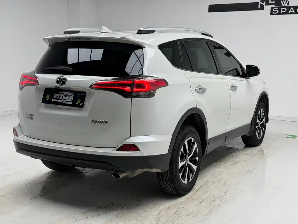 Toyota RAV4 — фото 4