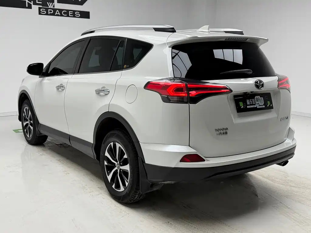 Toyota RAV4 — фото 6