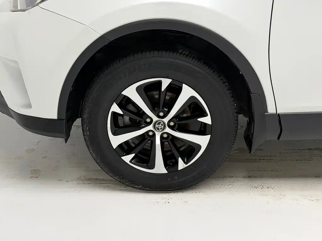 Toyota RAV4 — фото 8