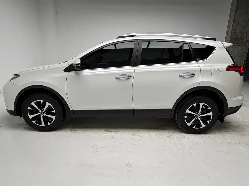 Toyota RAV4 — фото 9