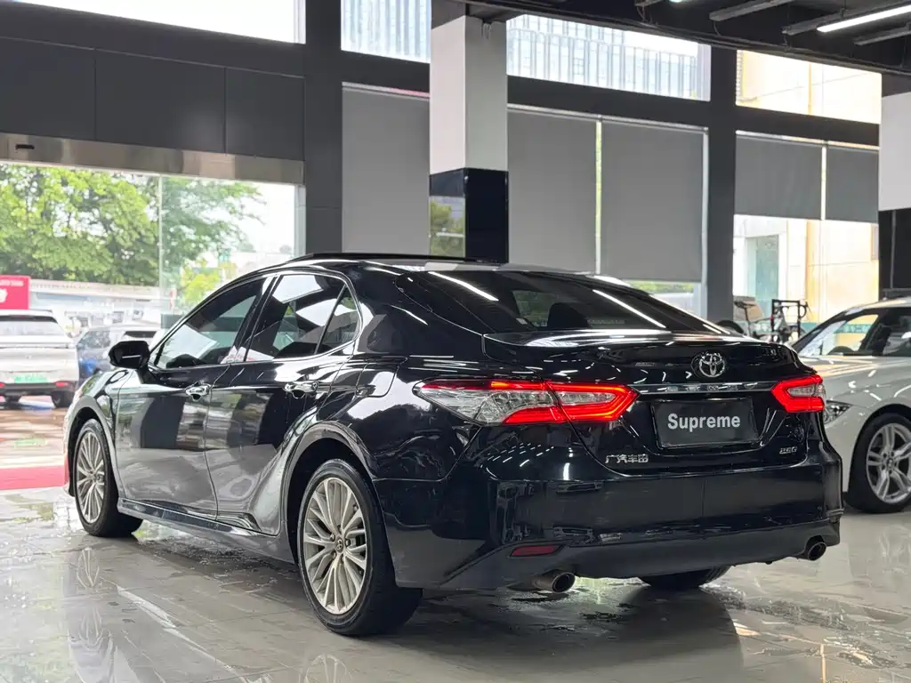 Toyota Camry — фото 5