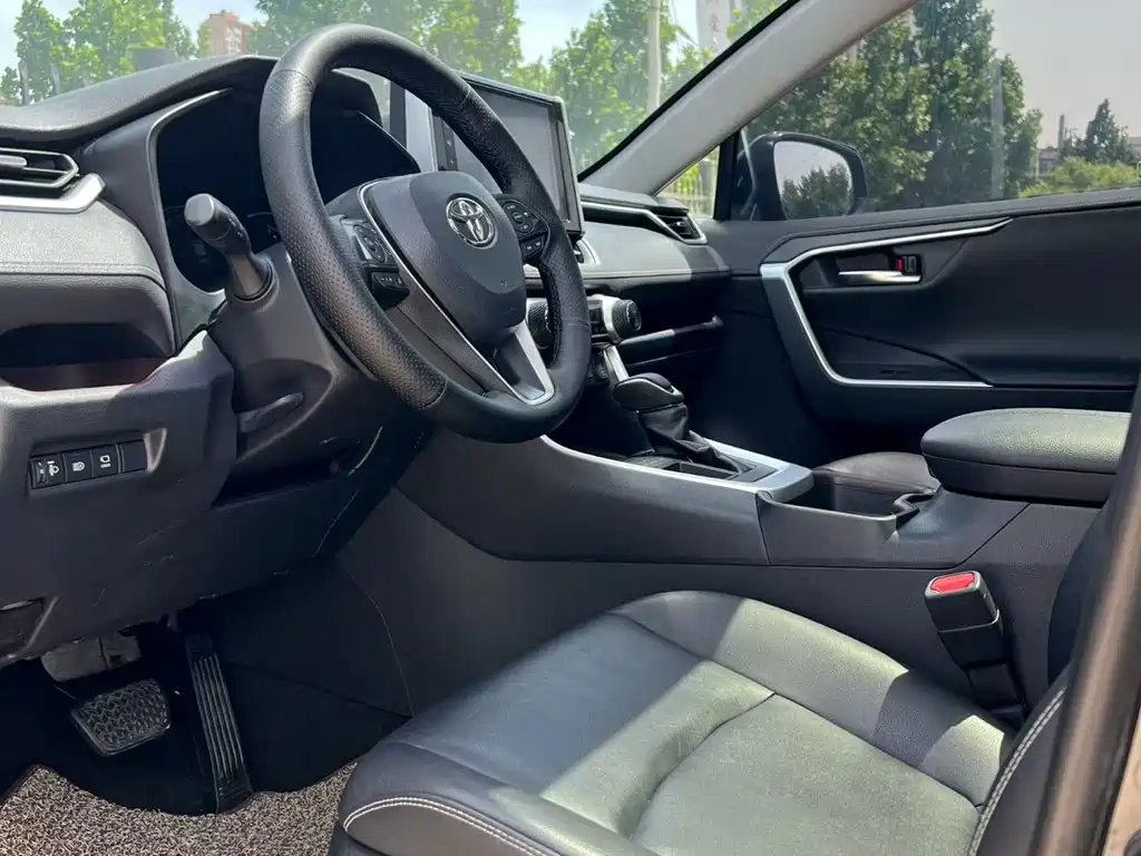 Toyota RAV4 — фото 4