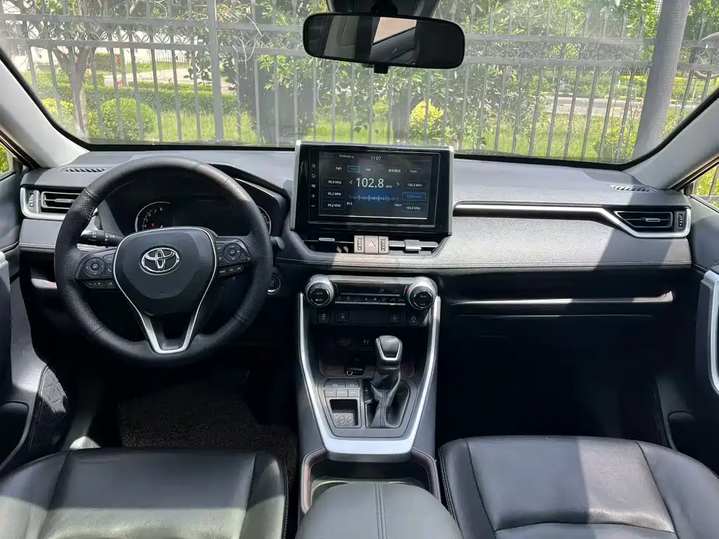 Toyota RAV4 — фото 6