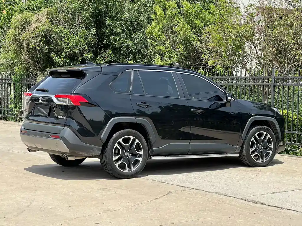 Toyota RAV4 — фото 7