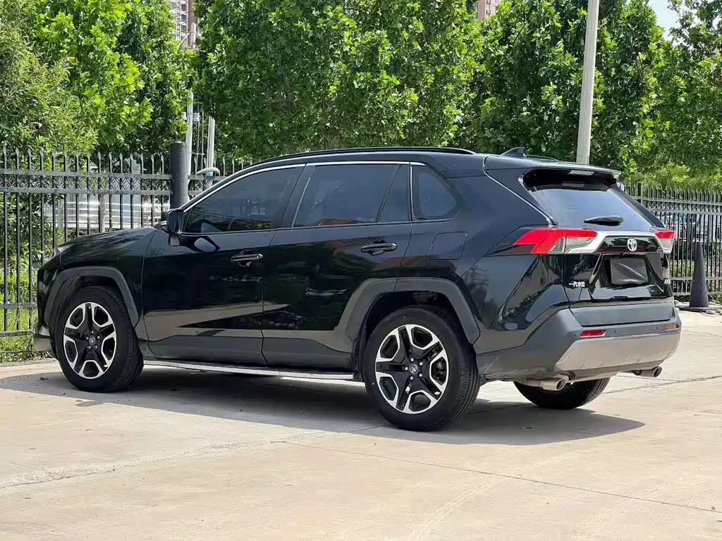 Toyota RAV4 — фото 9