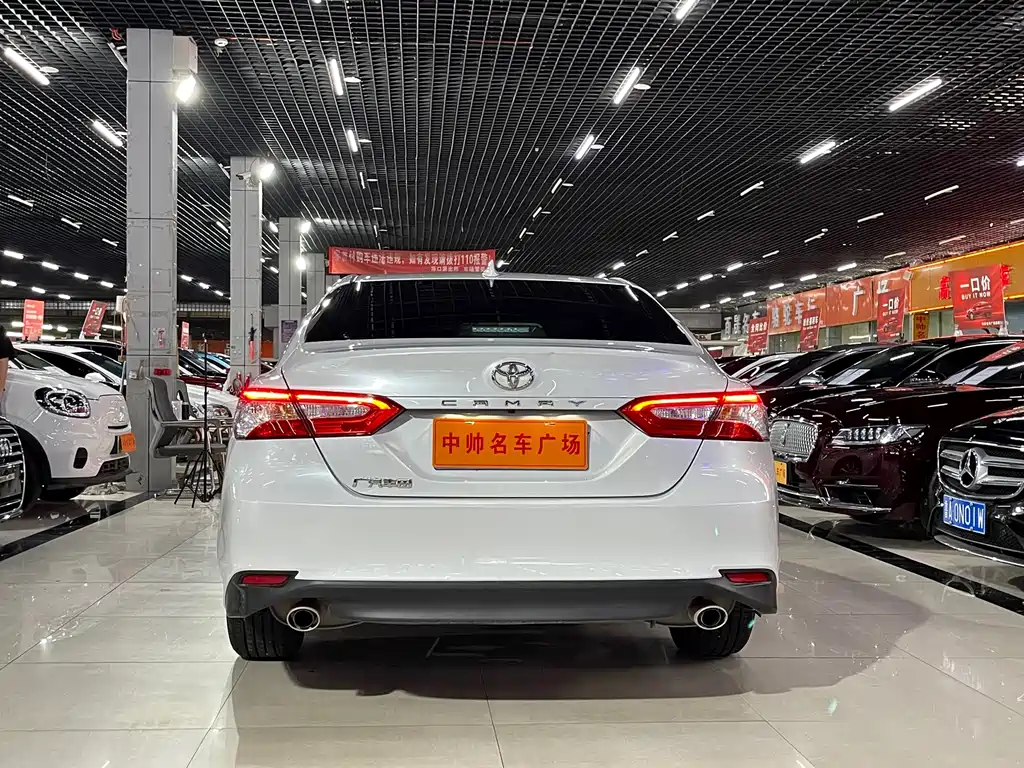 Toyota Camry — фото 5