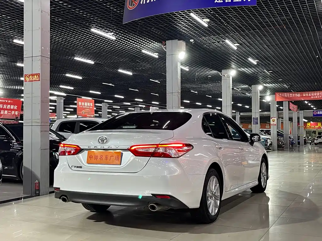 Toyota Camry — фото 6
