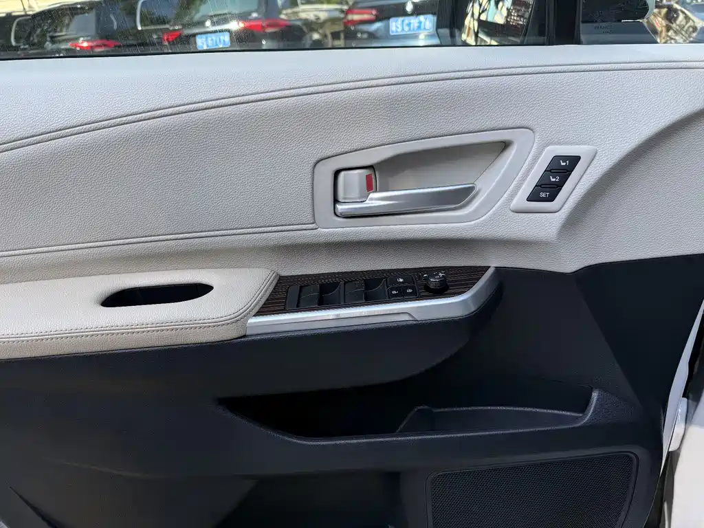 Toyota Granvia — фото 14