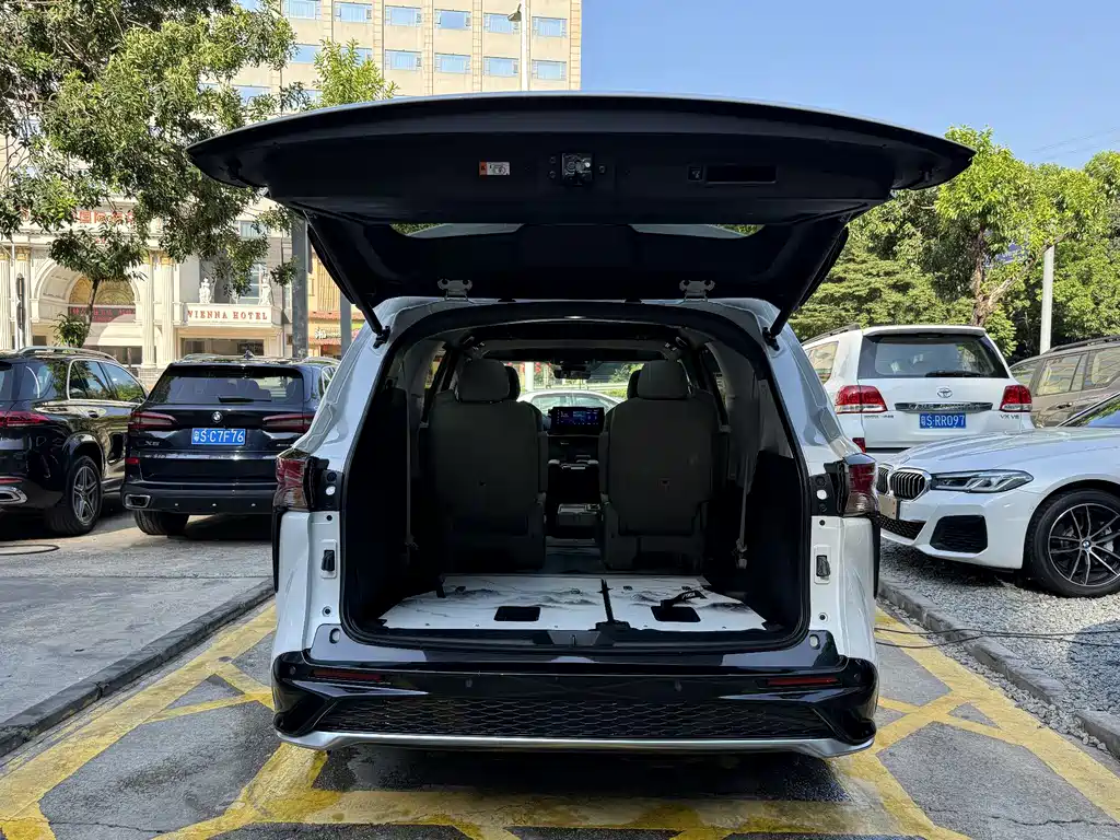 Toyota Granvia — фото 19