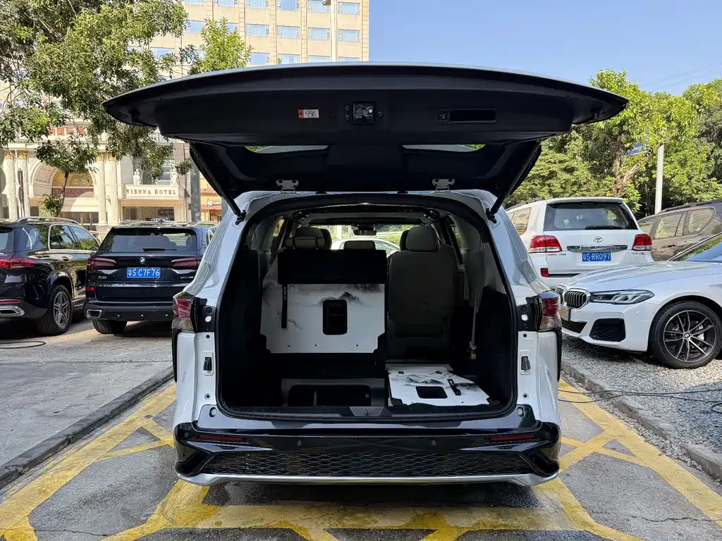 Toyota Granvia — фото 20