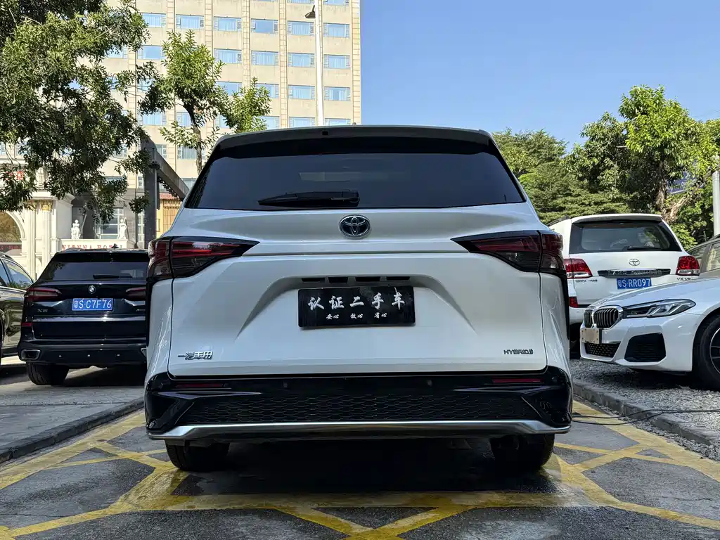 Toyota Granvia — фото 4
