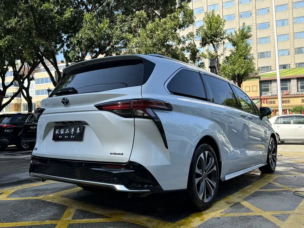 Toyota Granvia — фото 6