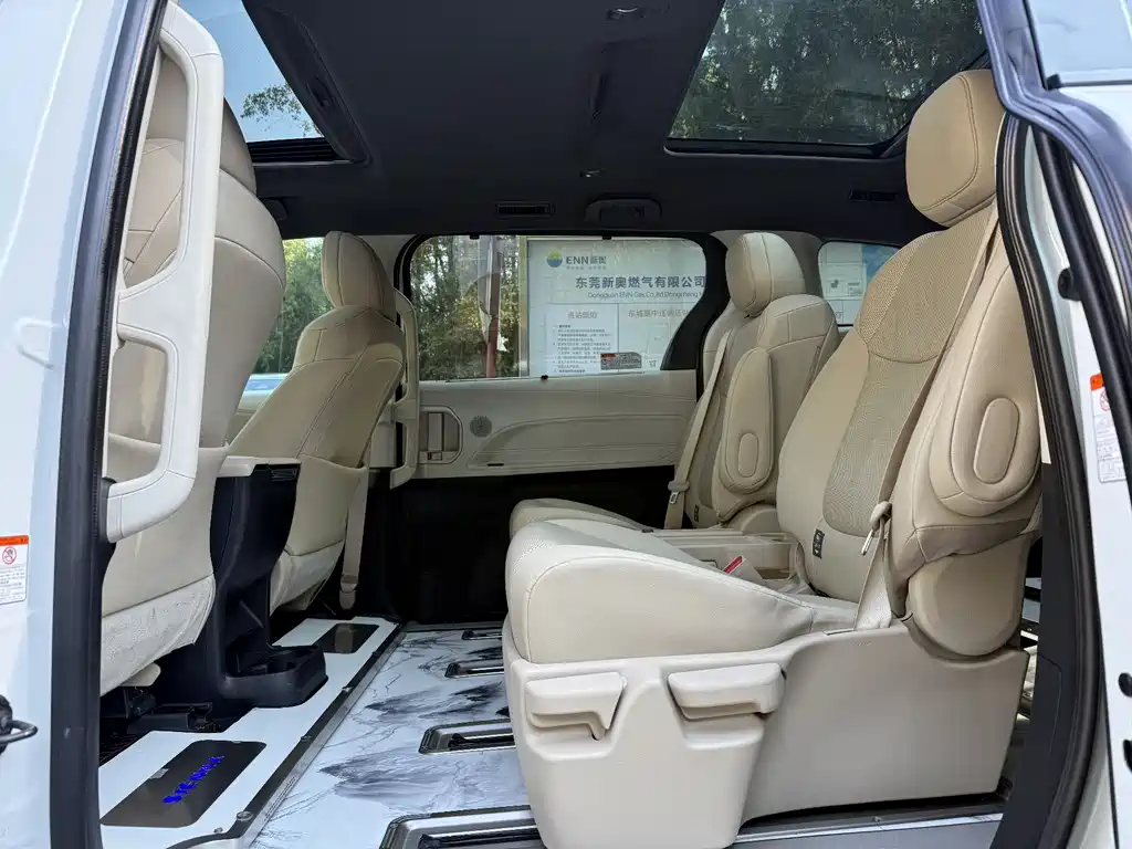 Toyota Granvia — фото 9