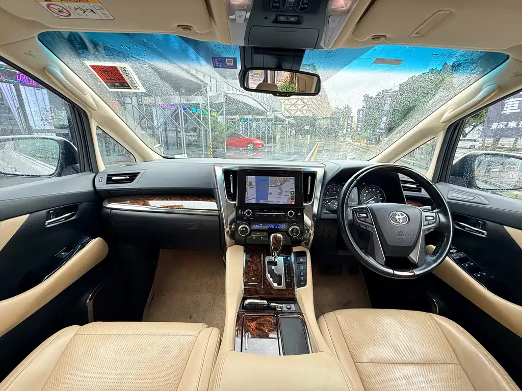 Toyota Alphard — фото 11