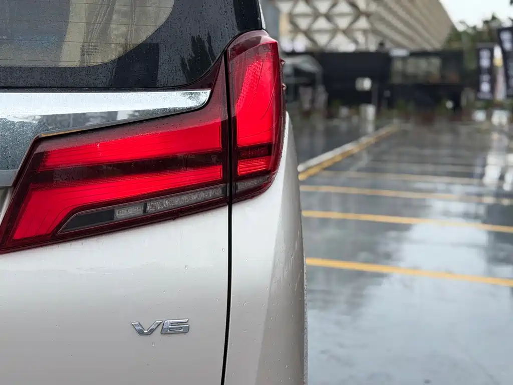 Toyota Alphard — фото 17