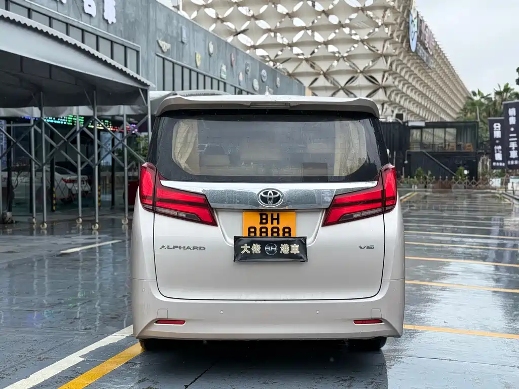 Toyota Alphard — фото 6