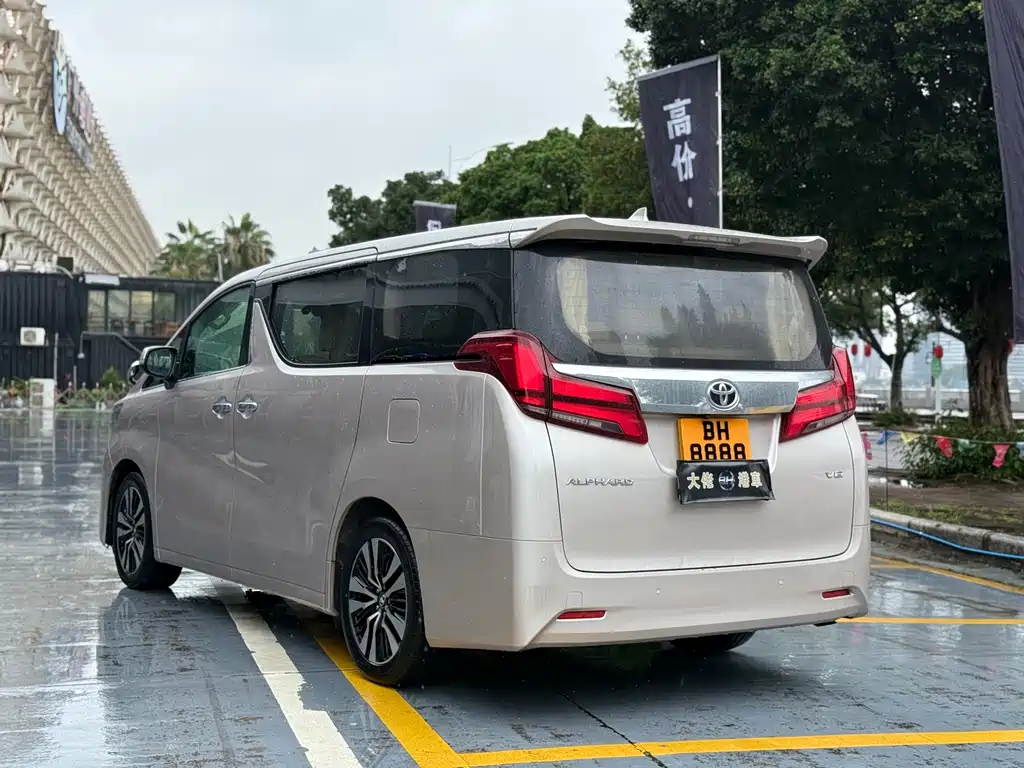 Toyota Alphard — фото 7