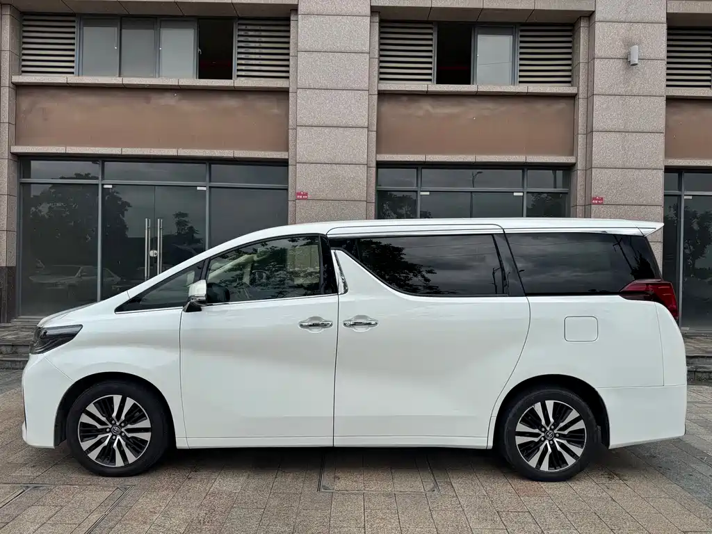 Toyota Alphard — фото 3