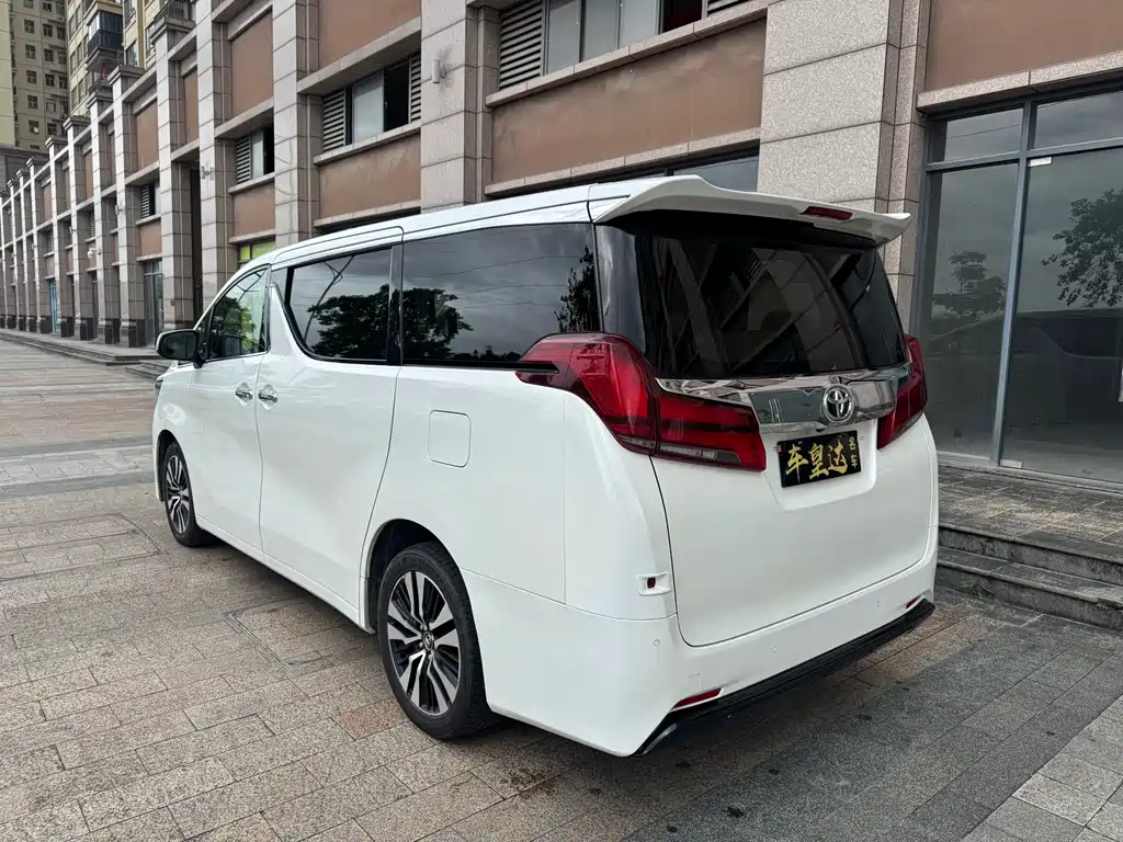 Toyota Alphard — фото 4